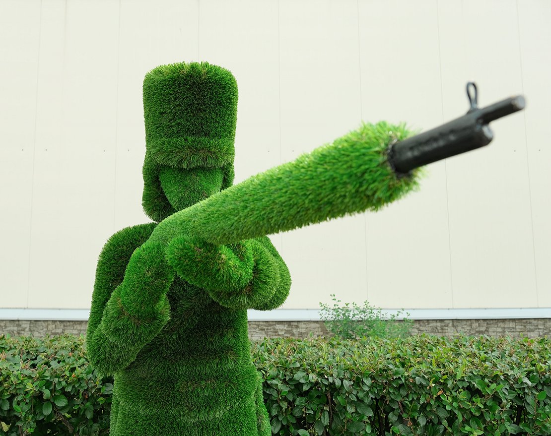 Топиари Гусар, ружье в руках - газон Deluxe - вид 5